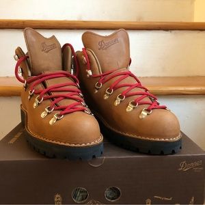 Brand New in Box Mountain Light Danner Boots Gore-tex